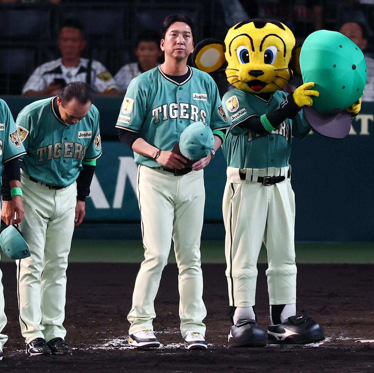 阪神対楽天　楽天に勝利しスタンドにあいさつする阪神藤川球児監督（撮影・加藤哉）