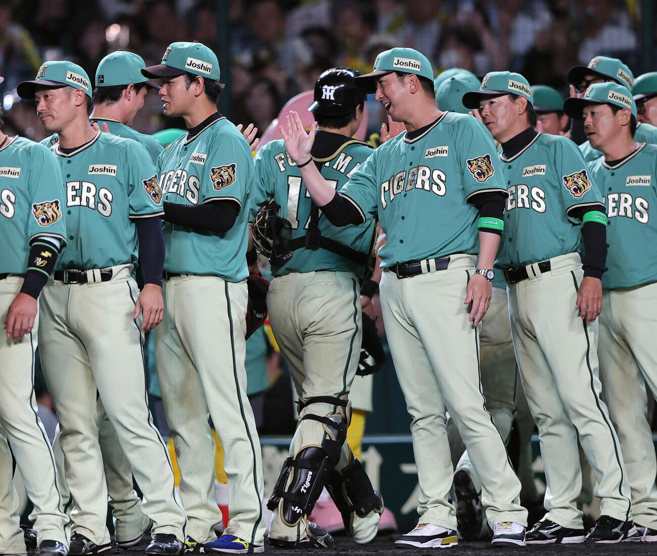 阪神対楽天　楽天に勝利した藤川球児監督（右から3人目）はベンチ前でナインを出迎える（撮影・上山淳一）