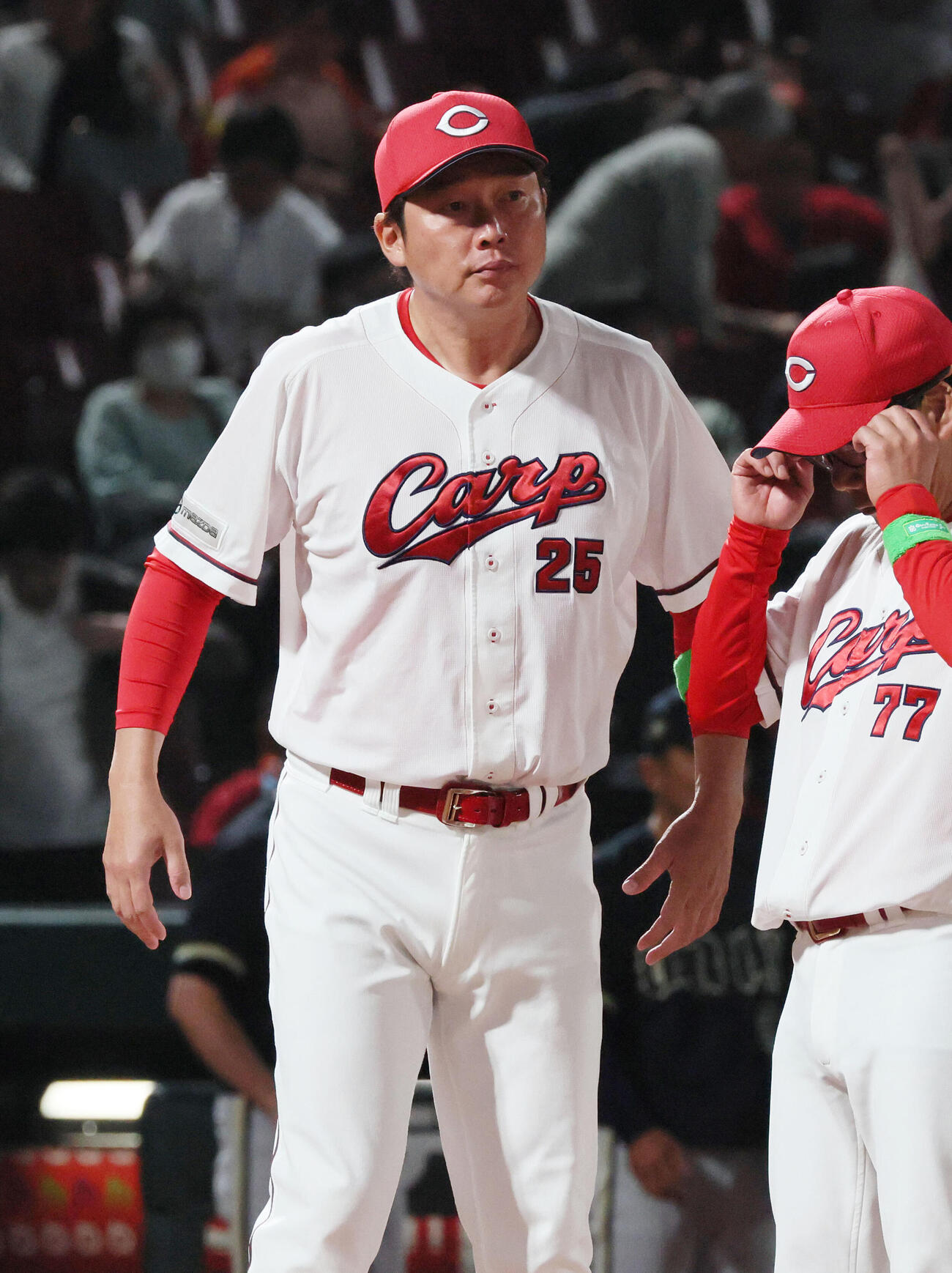 広島対オリックス　延長12回ドローの新井貴浩監督（撮影・加藤孝規）