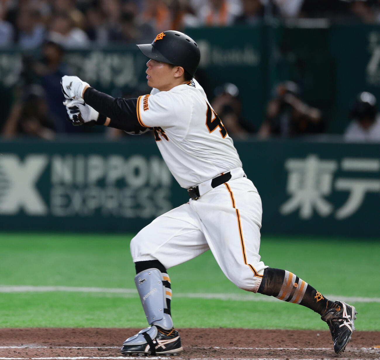 交流戦　巨人対ロッテ　6回裏巨人無死一、三塁、バットを折りながらも適時打を放つ佐々木俊輔（撮影・水谷安孝）＝2026年6月5日