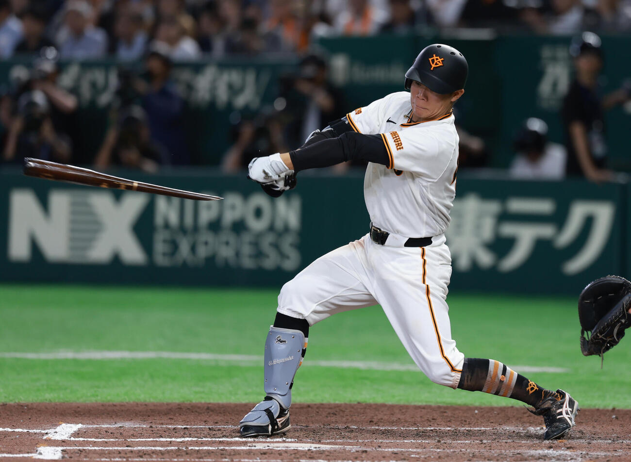 交流戦　巨人対ロッテ　6回裏巨人無死一、三塁、バットを折りながらも適時打を放つ佐々木俊輔（撮影・水谷安孝）＝2026年6月5日