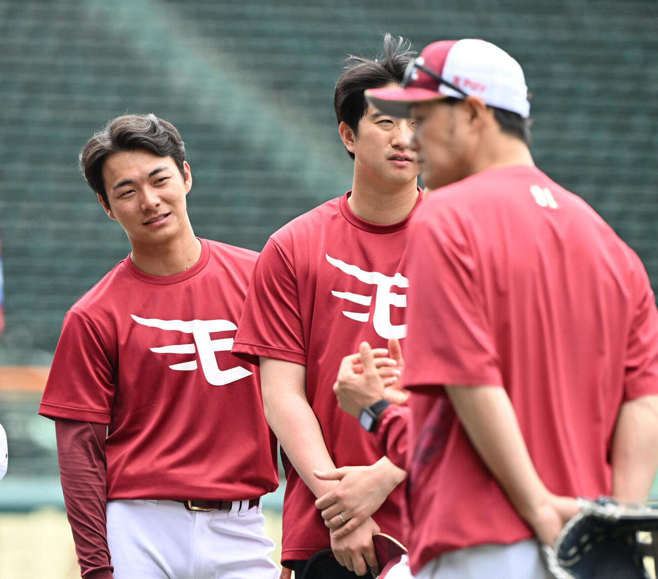 阪神対楽天　ミーティングで話を聞く楽天藤原聡大（左）（撮影・和賀正仁）