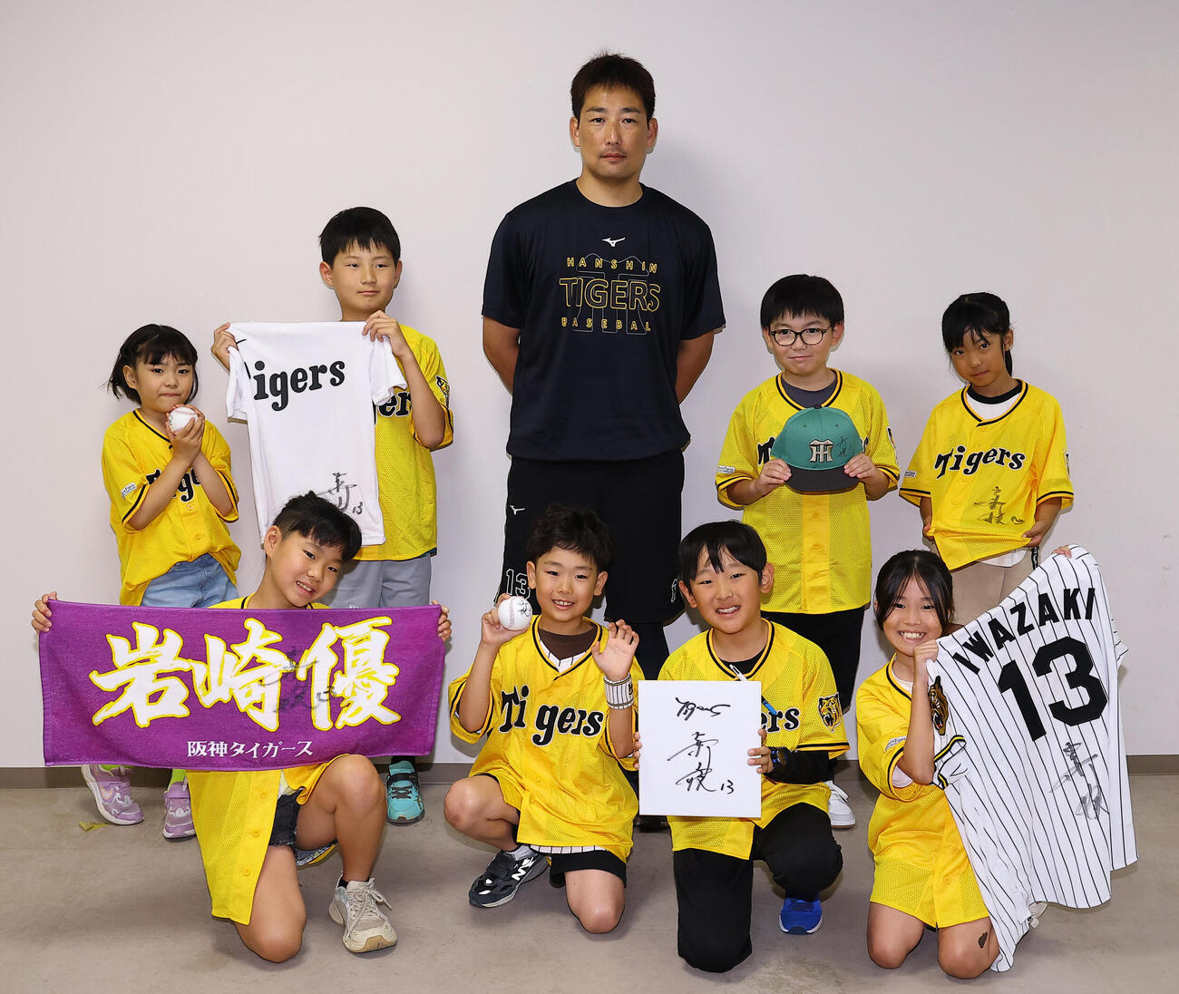 阪神対楽天　記者体験をした子供たちと記念撮影をする阪神岩崎優（撮影・上田博志）