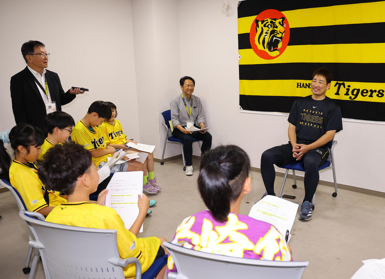 阪神対楽天　記者体験をする子供たちの質問に笑顔で答える阪神岩崎優（撮影・上田博志）