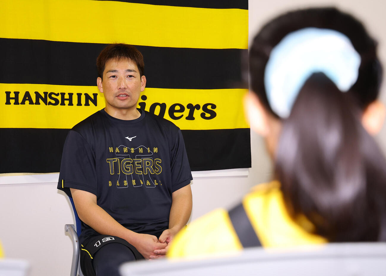 阪神対楽天　記者体験をする子供たちの質問に答える阪神岩崎優（撮影・上田博志）