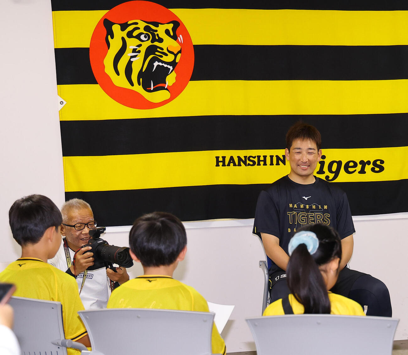 阪神対楽天　記者体験をする子供たちの質問に答える阪神岩崎優（撮影・上田博志）