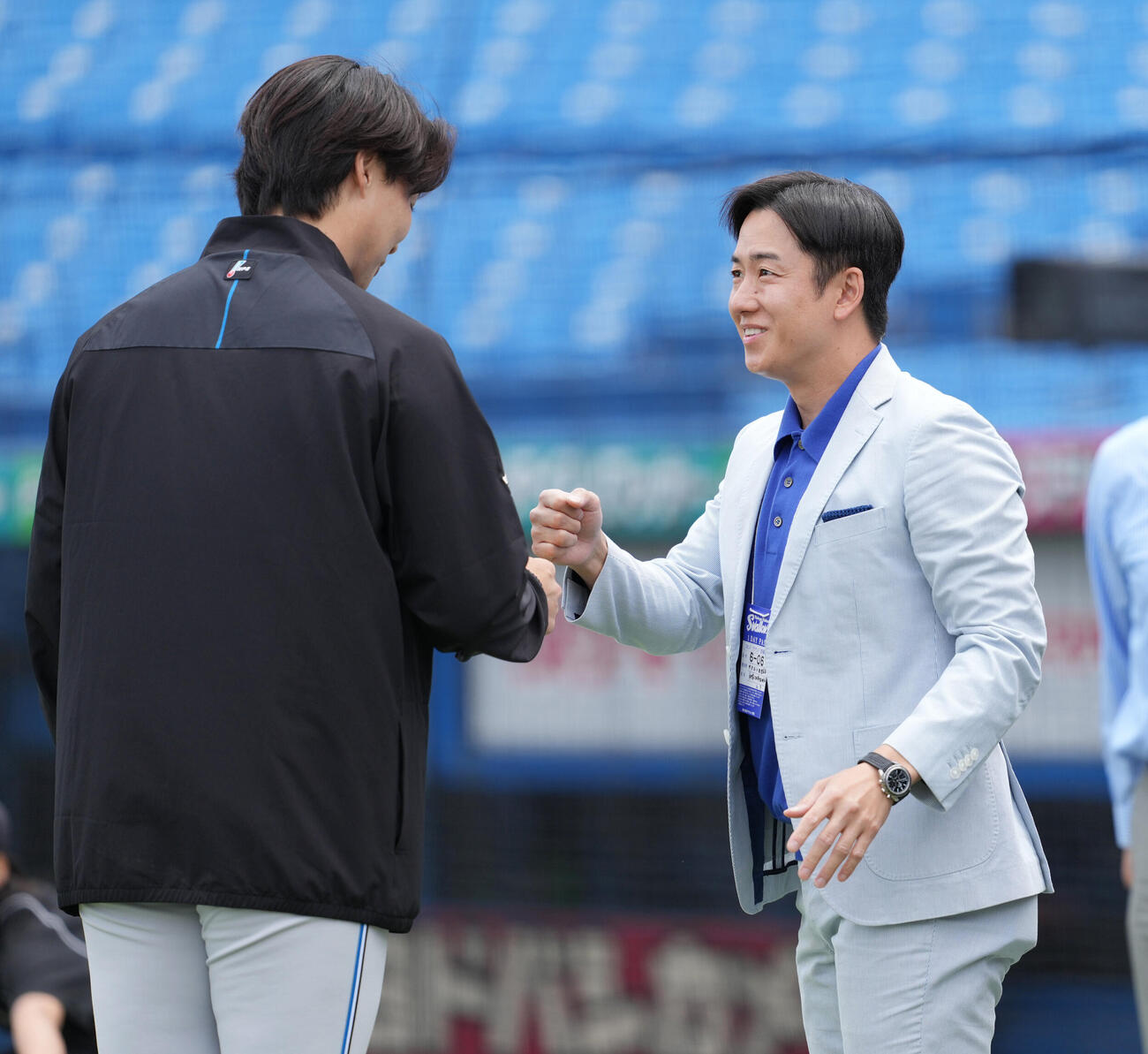ヤクルト対日本ハム　試合前の練習で談笑する日本ハム先発の山崎福也（左）と野球評論家の斎藤佑樹氏（撮影・小沢裕）
