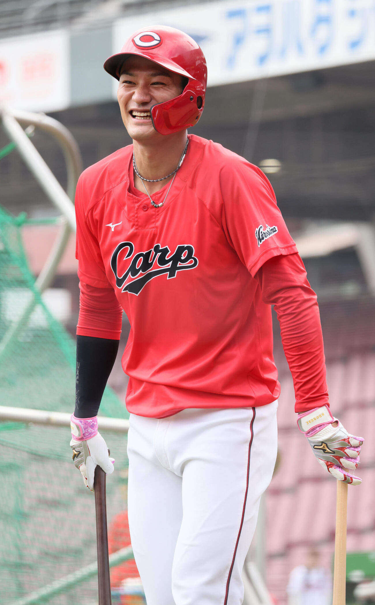 広島対オリックス　試合前のティー打撃練習中、笑顔を見せる広島名原典彦（撮影・加藤孝規）