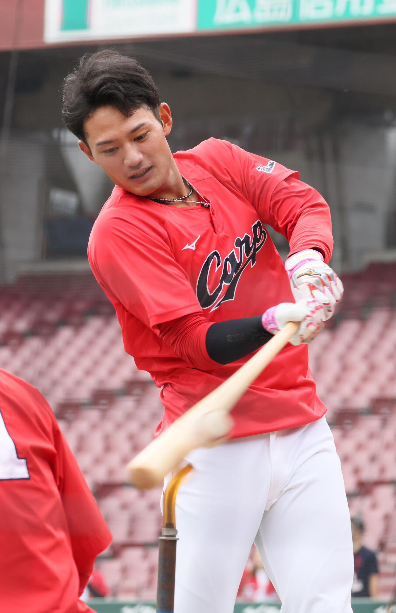 広島対オリックス　試合前、ティー打撃練習をする広島名原典彦（撮影・加藤孝規）