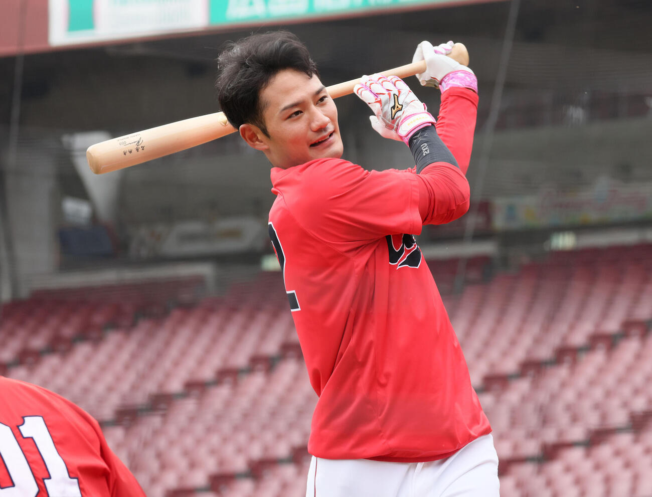 広島対オリックス　試合前、ティー打撃練習をする広島名原典彦（撮影・加藤孝規）