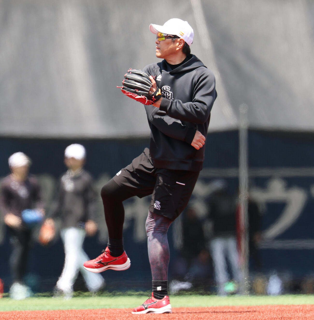 DeNA対ソフトバンク　試合前、フリー打撃の打球をさばくソフトバンク小久保裕紀監督（撮影・宮地輝）