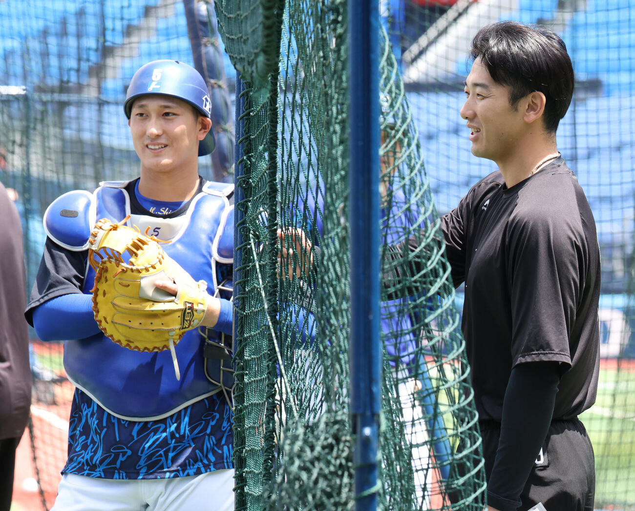 DeNA対ソフトバンク　試合前、言葉を交わすDeNA松尾汐恩（左）とソフトバンク山本祐大（撮影・宮地輝）
