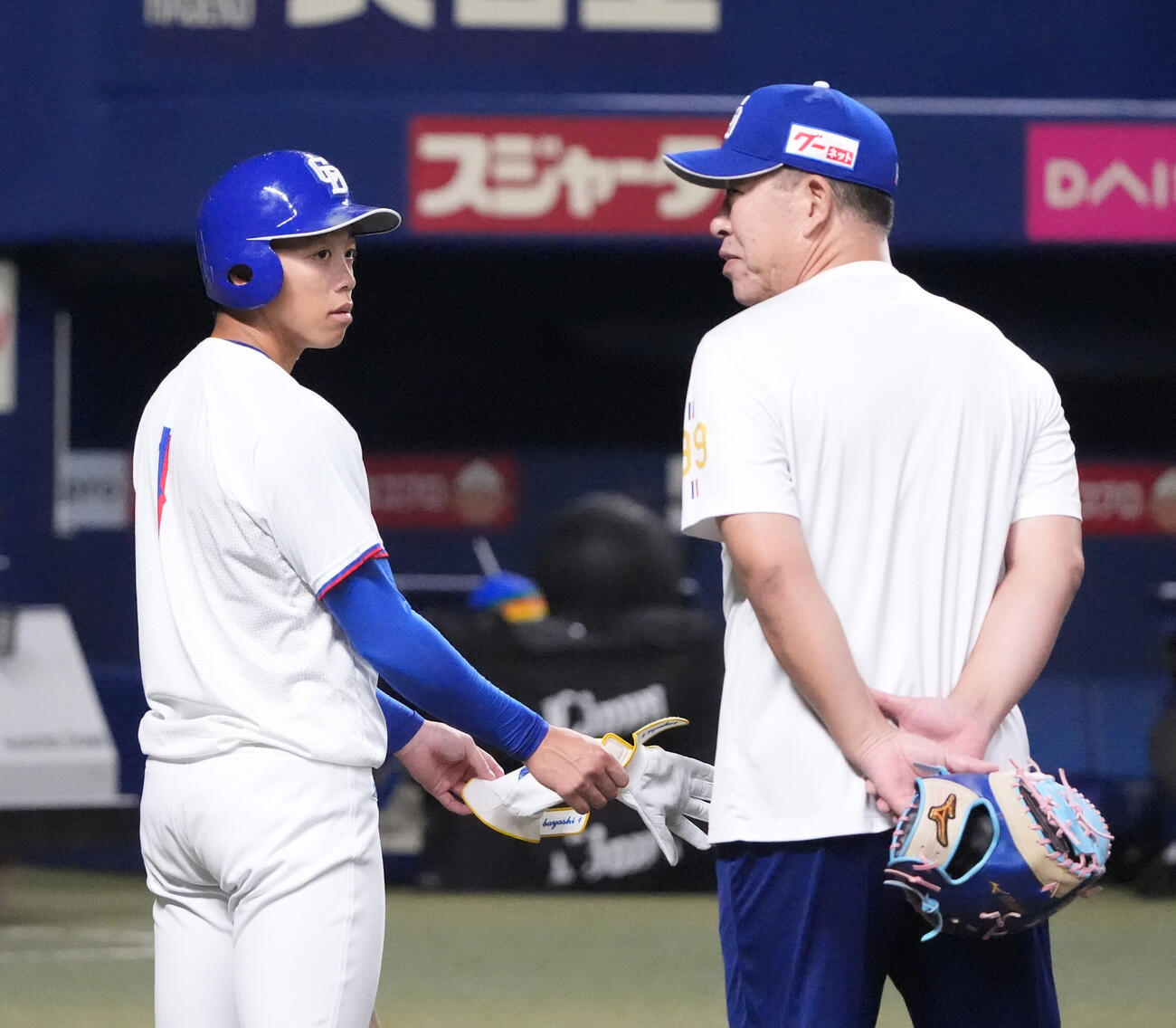 プロ野球交流戦中日対西武　試合前、井上一樹監督（右）は岡林勇希と言葉を交わす（撮影・森本幸一）