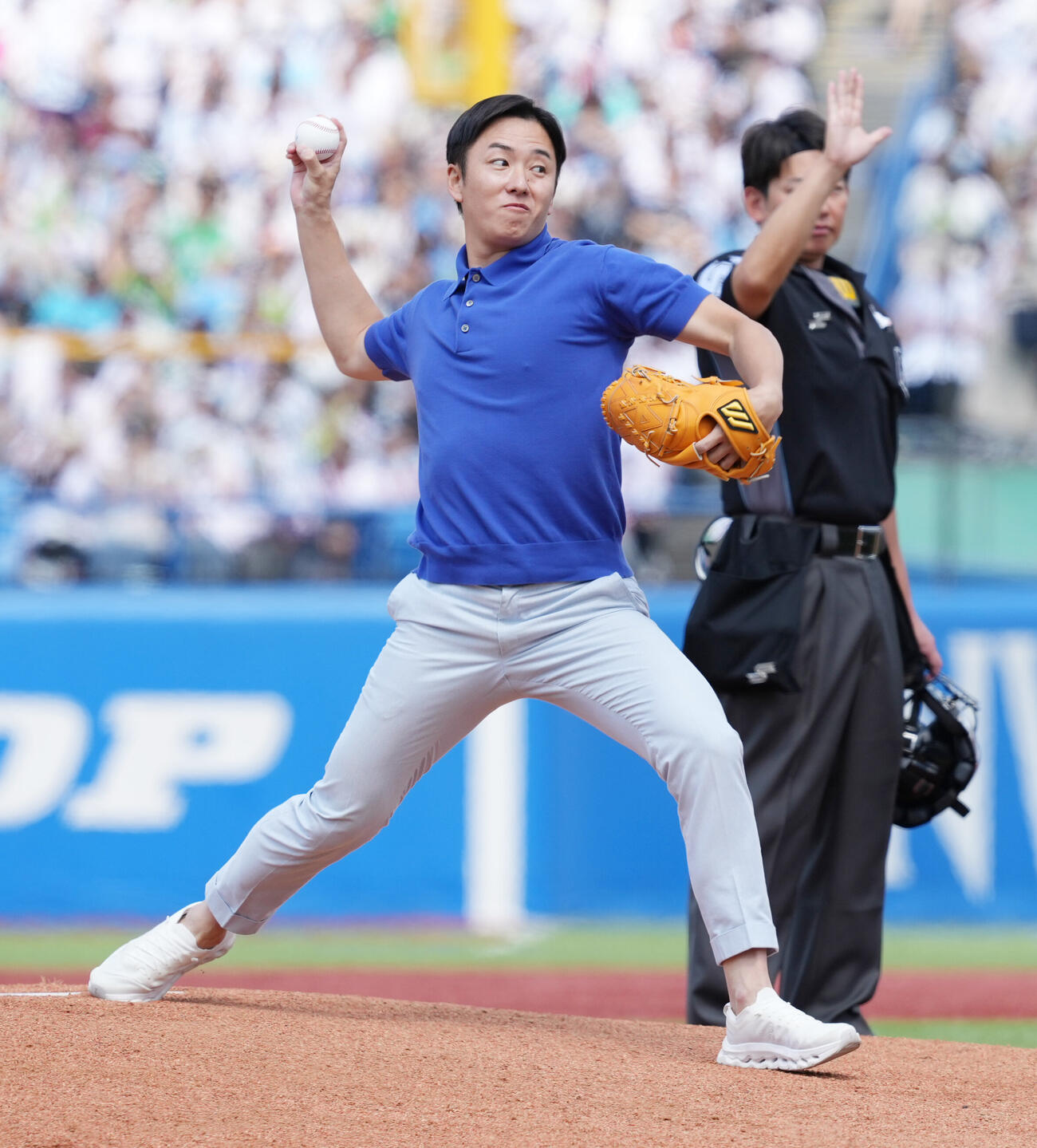 ヤクルト対日本ハム　始球式に臨む斎藤佑樹氏（撮影・小沢裕）