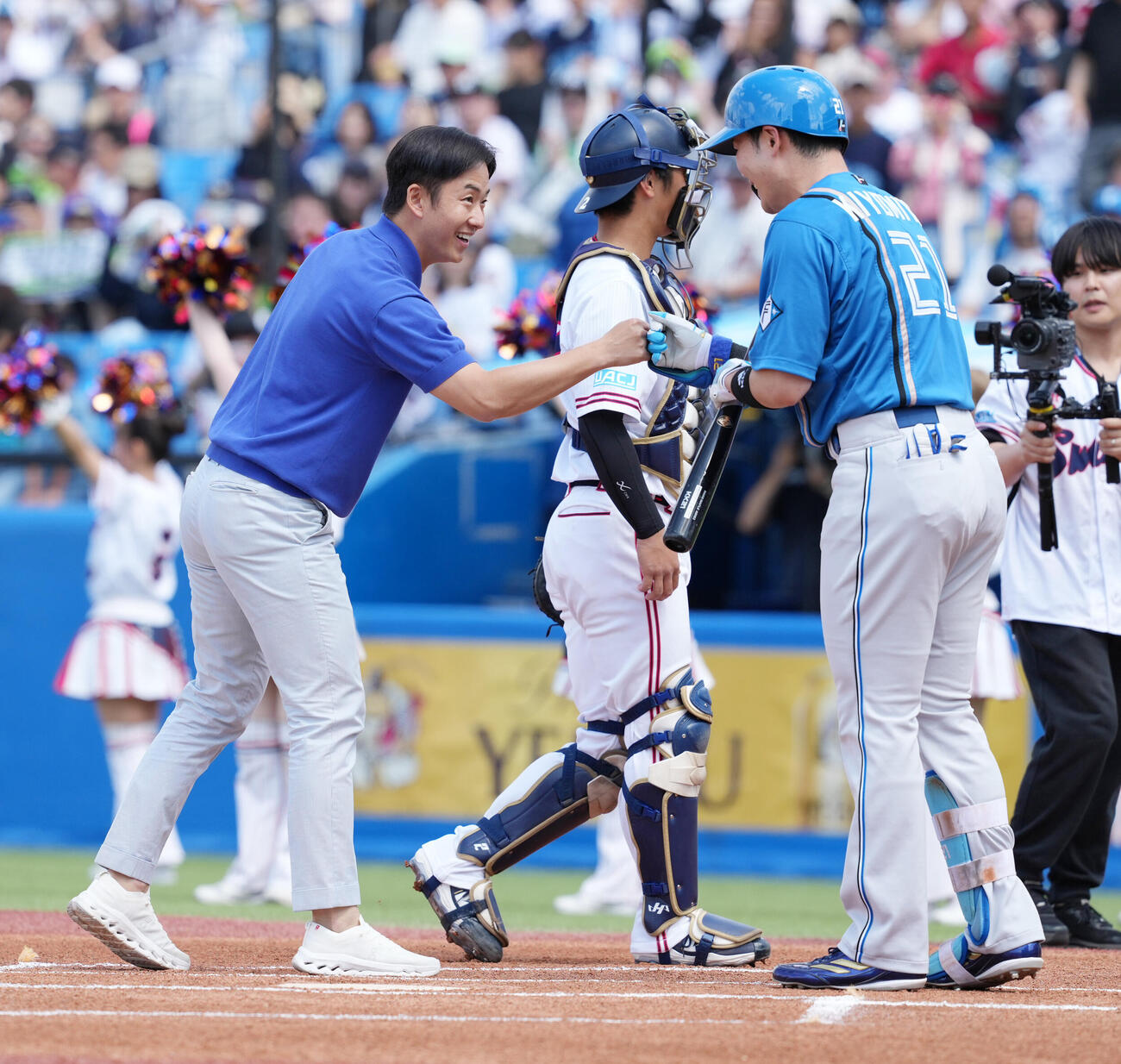 ヤクルト対日本ハム　始球式に臨んだ斎藤佑樹氏（左）は打者を務めた日本ハム清宮幸太郎とグータッチ（撮影・小沢裕）