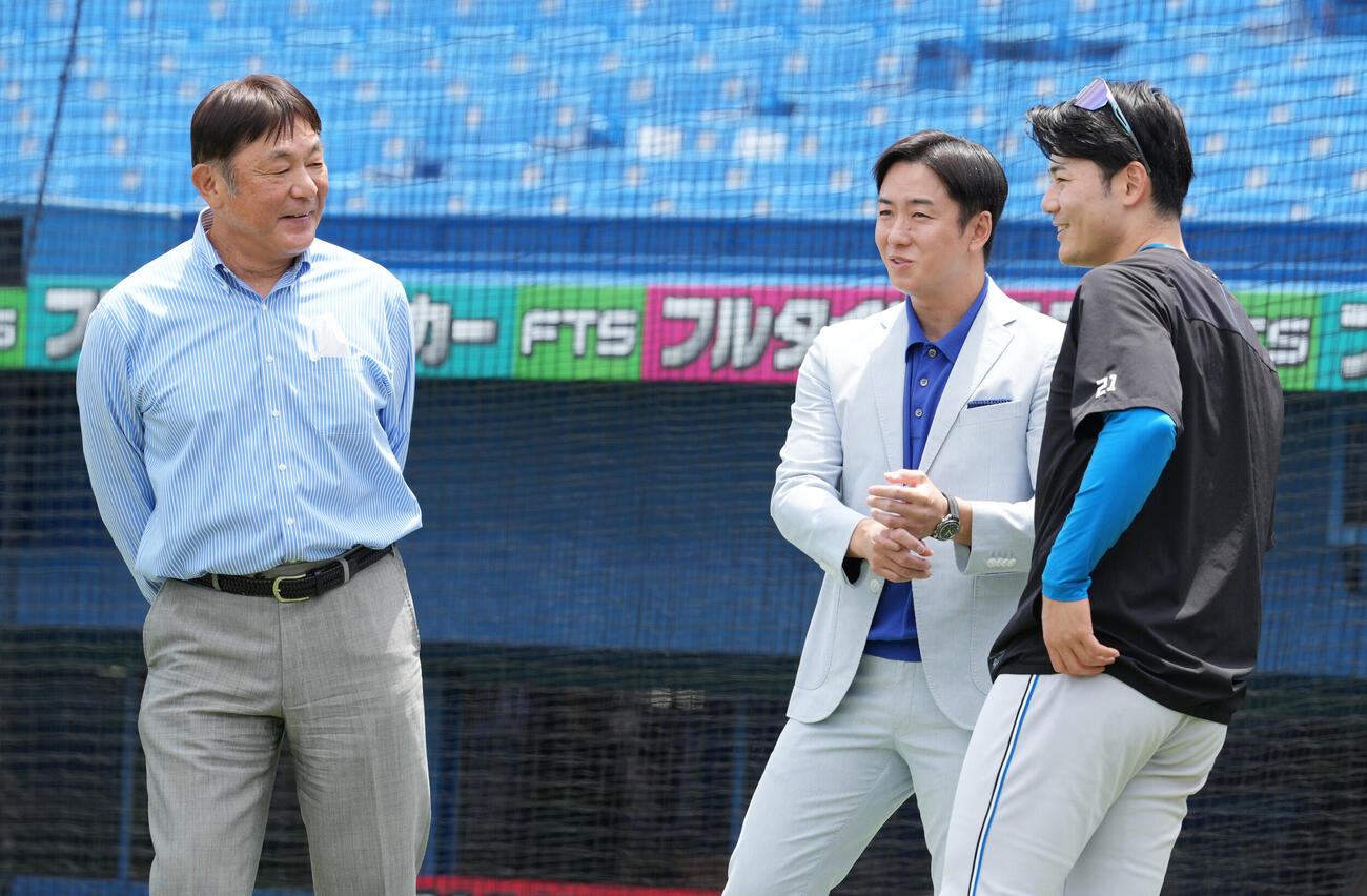 ヤクルト対日本ハム　試合前の練習で談笑する、左から野球評論家の荒木大輔氏、斎藤佑樹氏、日本ハム清宮幸太郎（撮影・小沢裕）