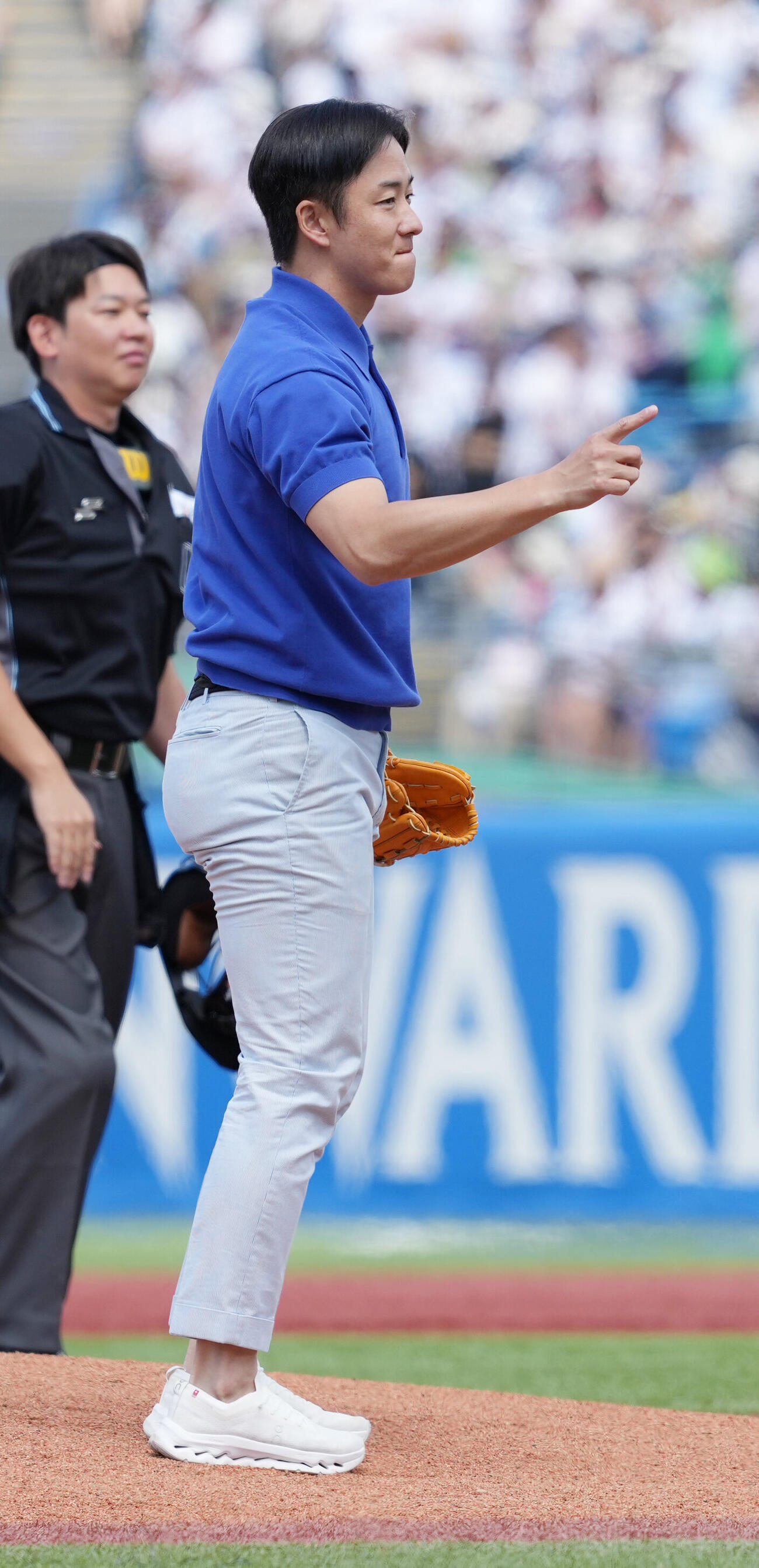 ヤクルト対日本ハム　始球式に臨む斎藤佑樹氏（撮影・小沢裕）