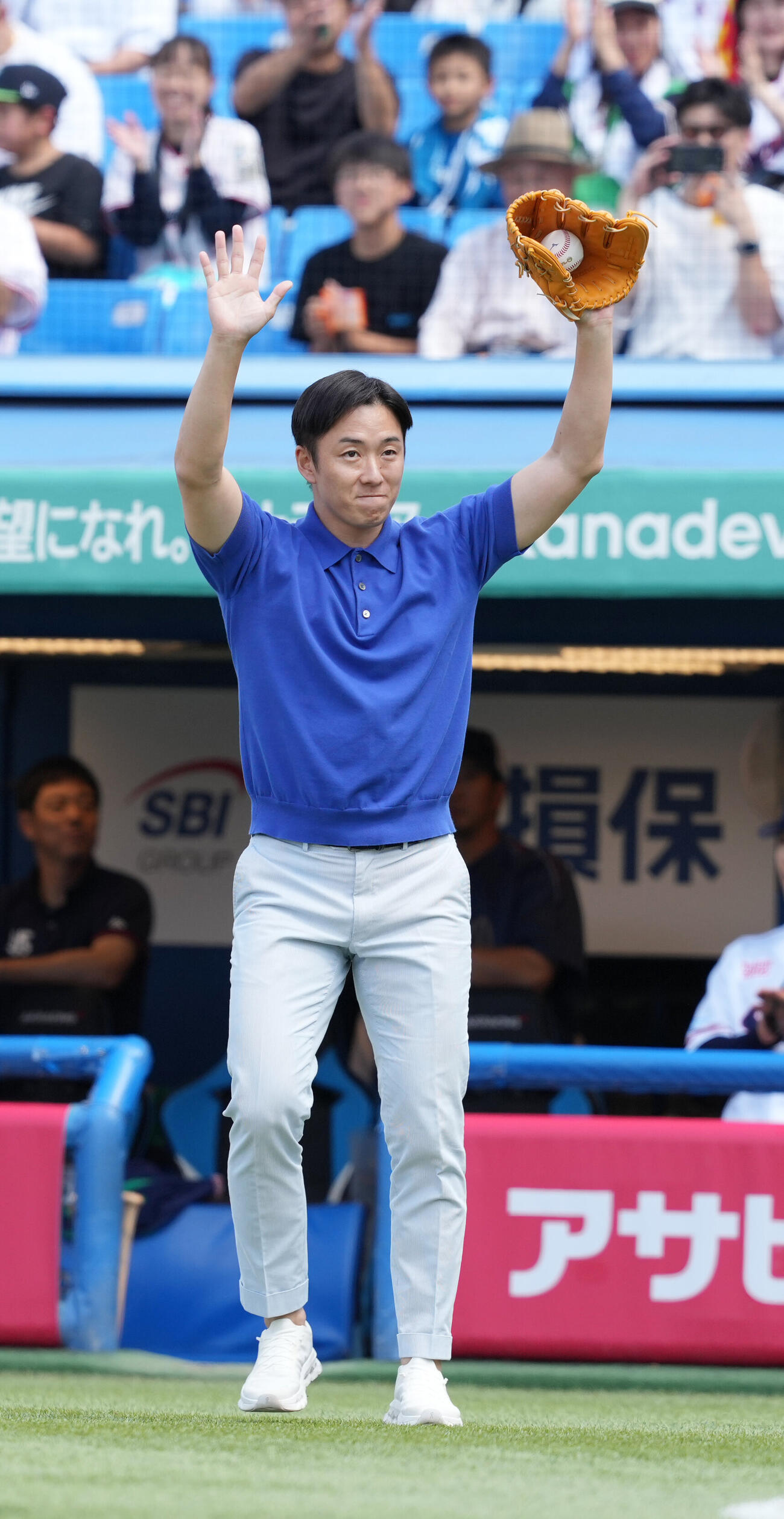 ヤクルト対日本ハム　始球式に臨んだ斎藤佑樹氏はスタンドの声援に応える（撮影・小沢裕）