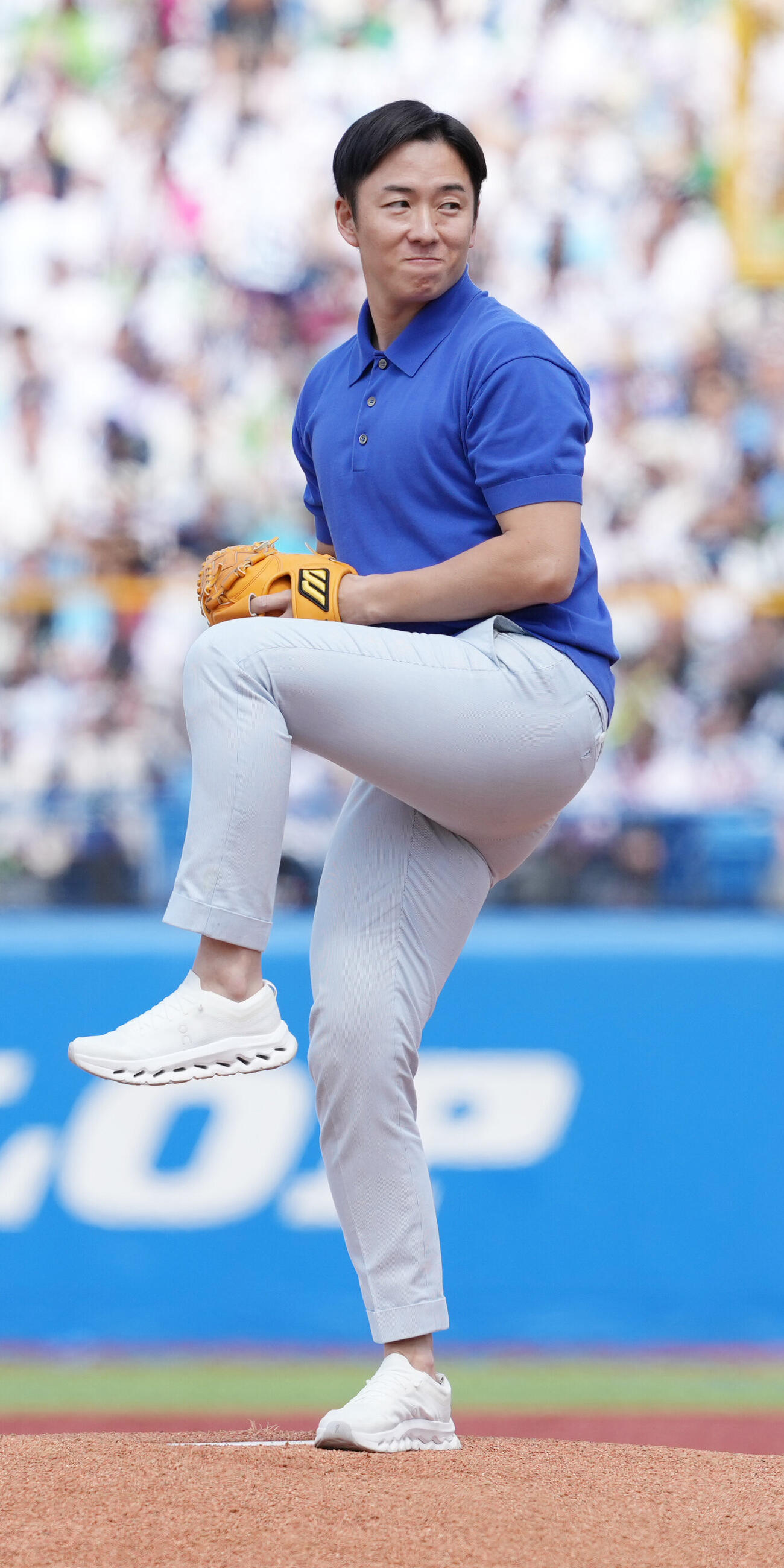 ヤクルト対日本ハム　始球式に臨む斎藤佑樹氏（撮影・小沢裕）