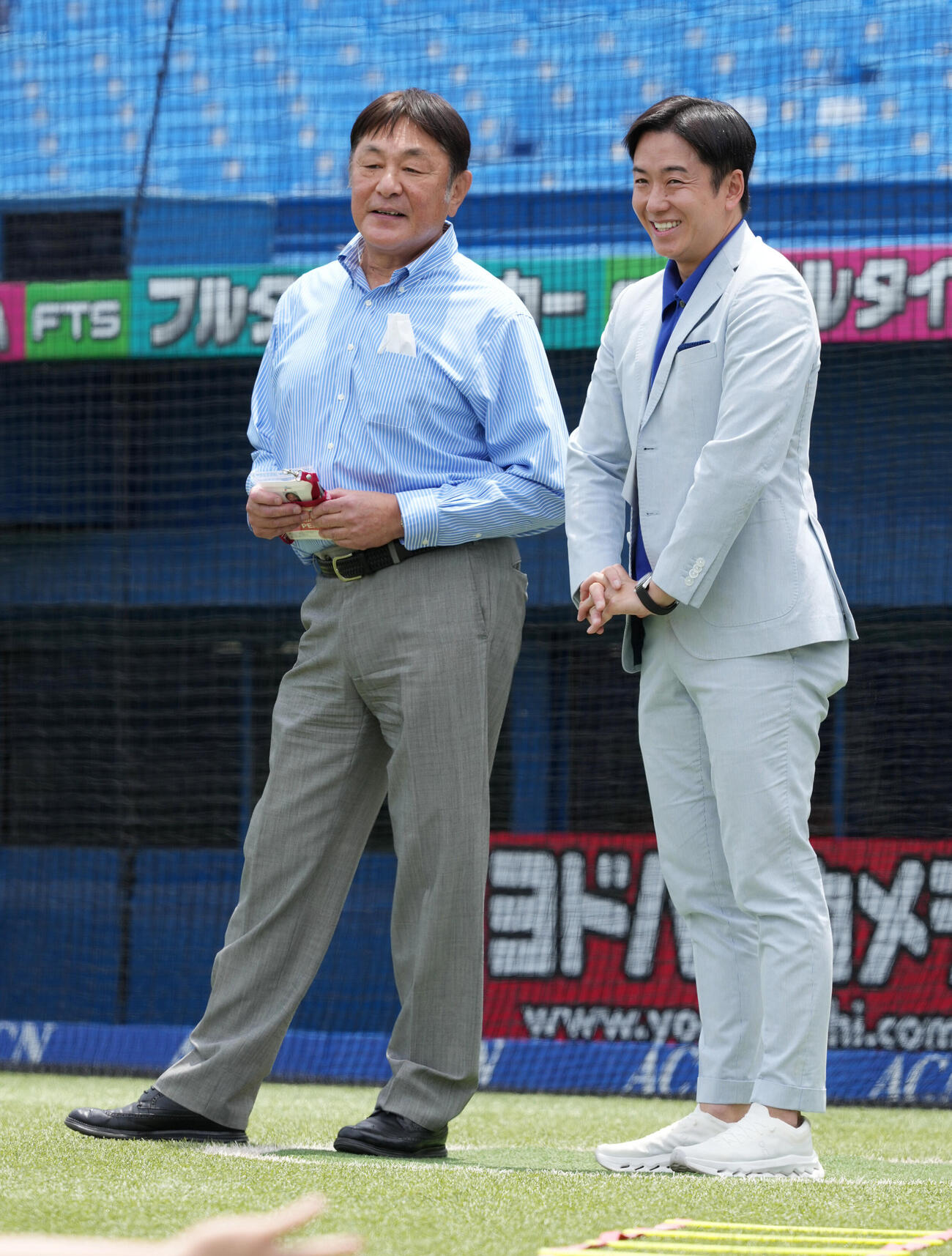 ヤクルト対日本ハム　試合前の練習で談笑する野球評論家の荒木大輔氏（左）と斎藤佑樹氏（撮影・小沢裕）