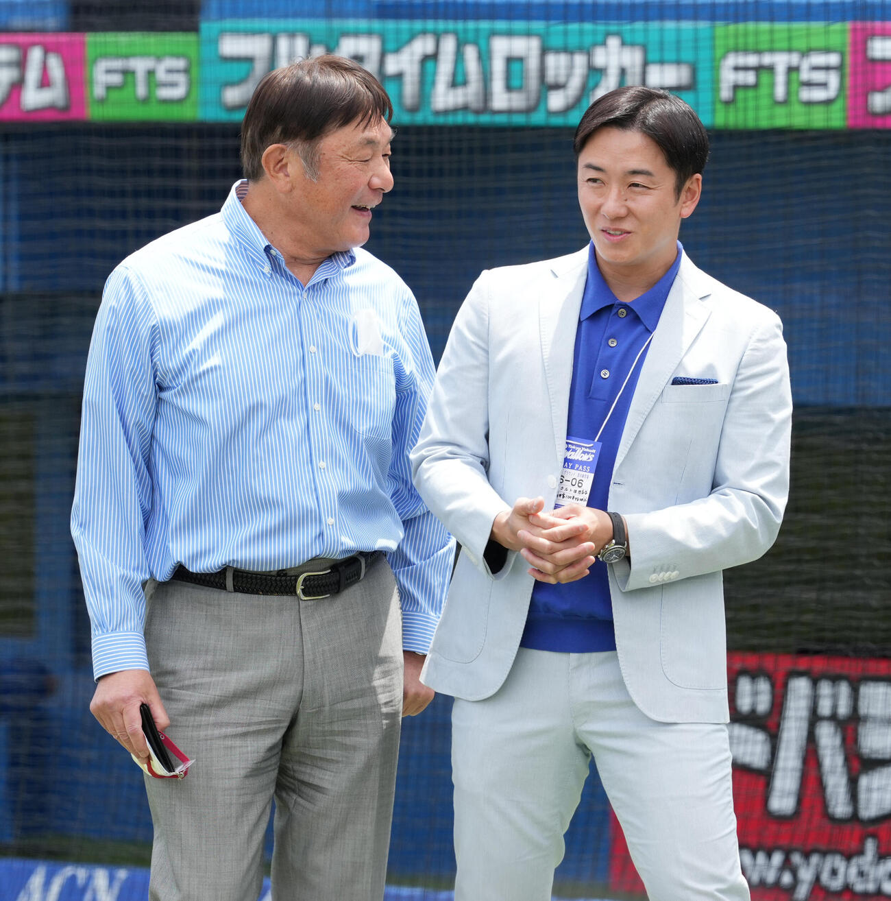 ヤクルト対日本ハム　試合前の練習で談笑する野球評論家の荒木大輔氏（左）と斎藤佑樹氏（撮影・小沢裕）