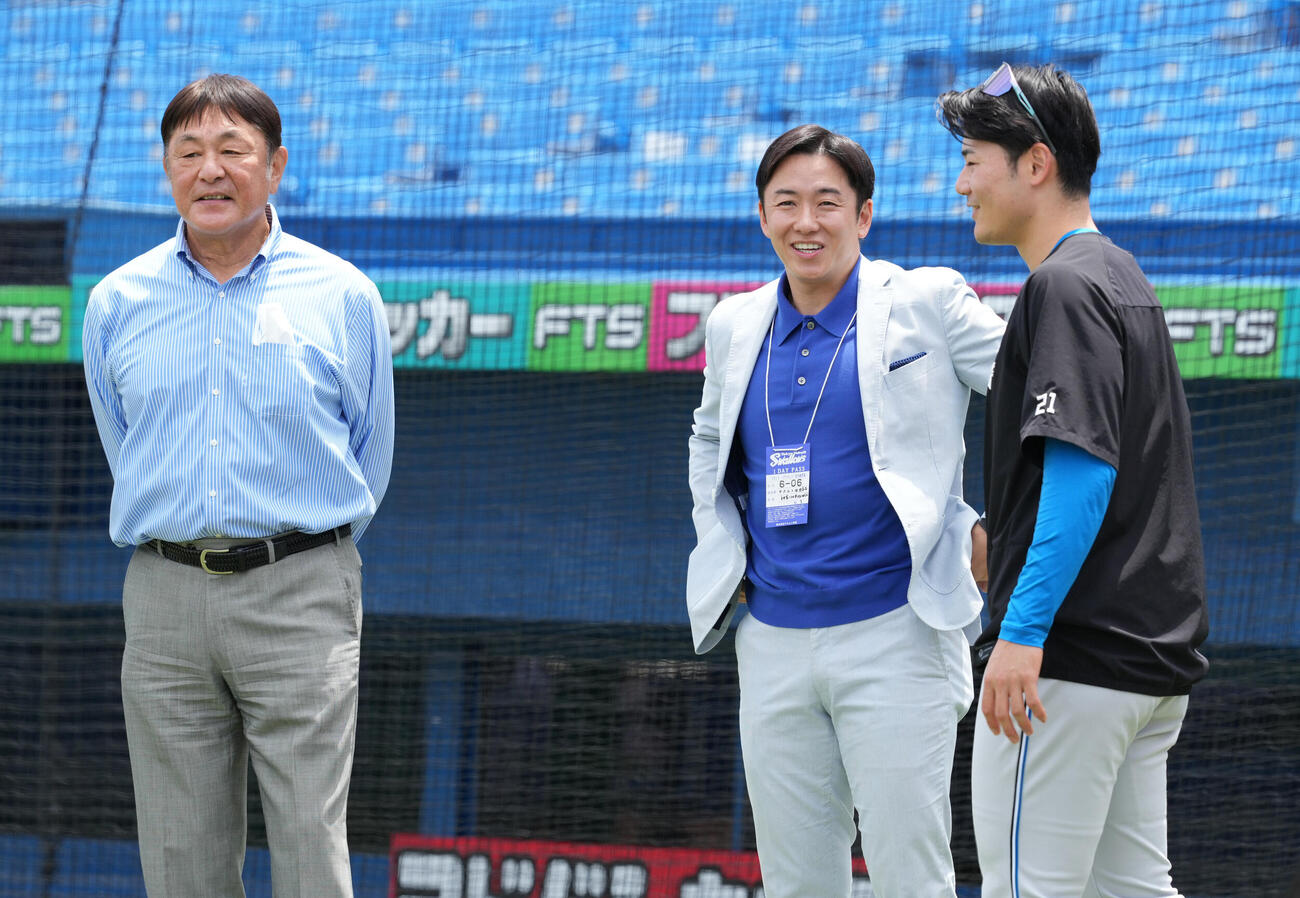 ヤクルト対日本ハム　試合前の練習で談笑する、左から野球評論家の荒木大輔氏、斎藤佑樹氏、日本ハム清宮幸太郎（撮影・小沢裕）