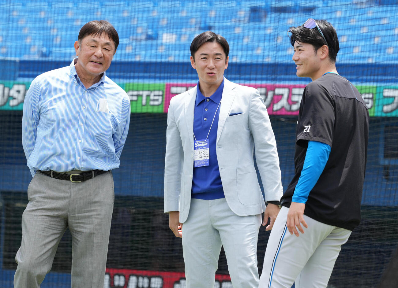 ヤクルト対日本ハム　試合前の練習で談笑する、左から野球評論家の荒木大輔氏、斎藤佑樹氏、日本ハム清宮幸太郎（撮影・小沢裕）