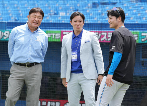 斎藤佑樹氏が始球式「聖地」神宮のマウンドから早実後輩・日本ハム清宮