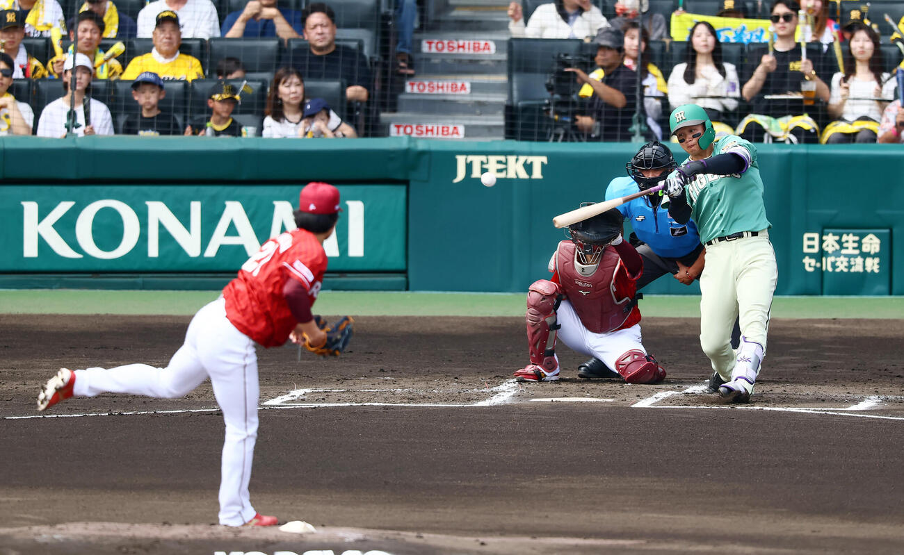 阪神対楽天　1回裏阪神2死、右前打を放つ森下翔太。投手早川隆久（撮影・加藤哉）