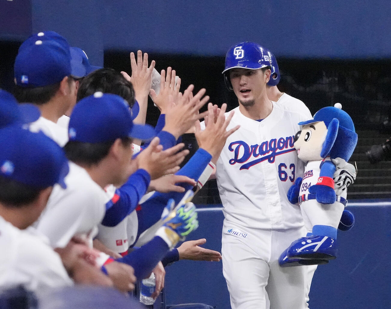 プロ野球交流戦中日対西武　2回裏中日無死一塁、板山祐太郎（右）は2点本塁打を放ちナインとタッチを交わす（撮影・森本幸一）