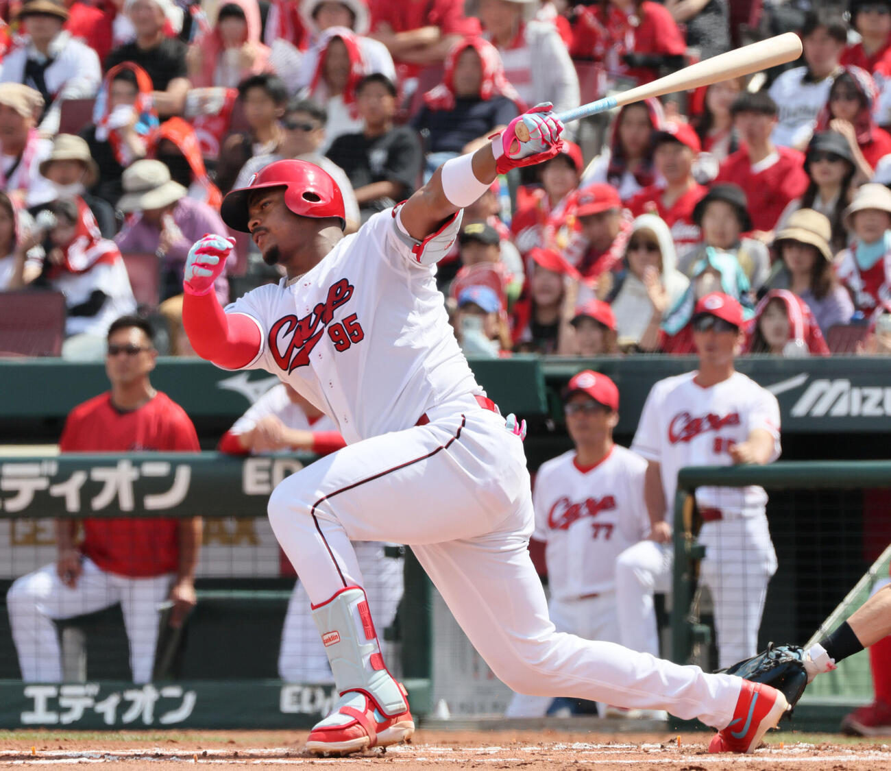 広島対オリックス　1回裏広島2死二、三塁、エレフリス・モンテロは左前適時打を放つ（撮影・加藤孝規）