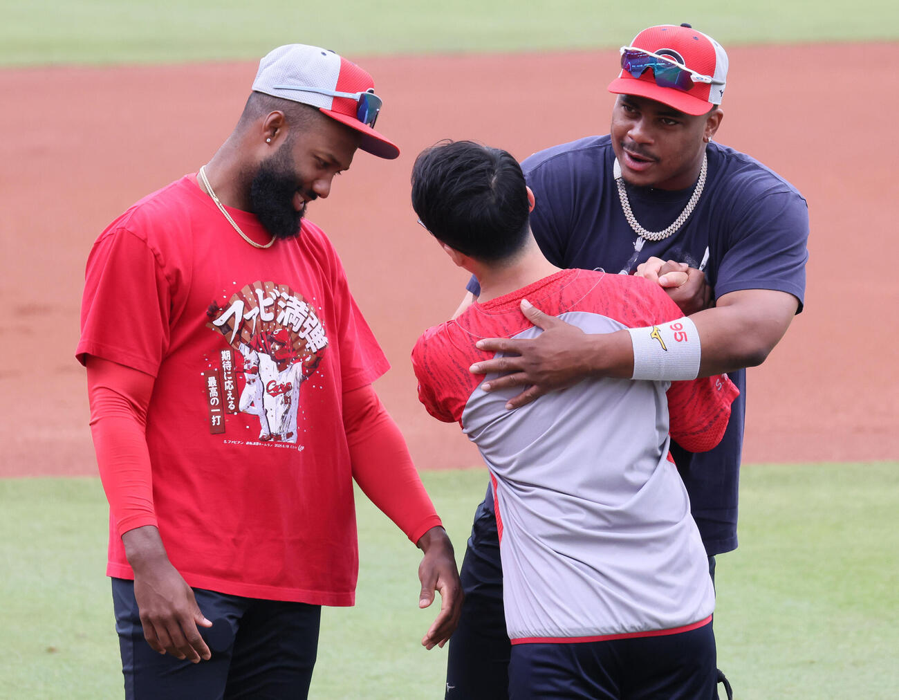 広島対オリックス　試合前、スタッフと交流するサンドロ・ファビアン（左）とエレフリス・モンテロ（撮影・加藤孝規）