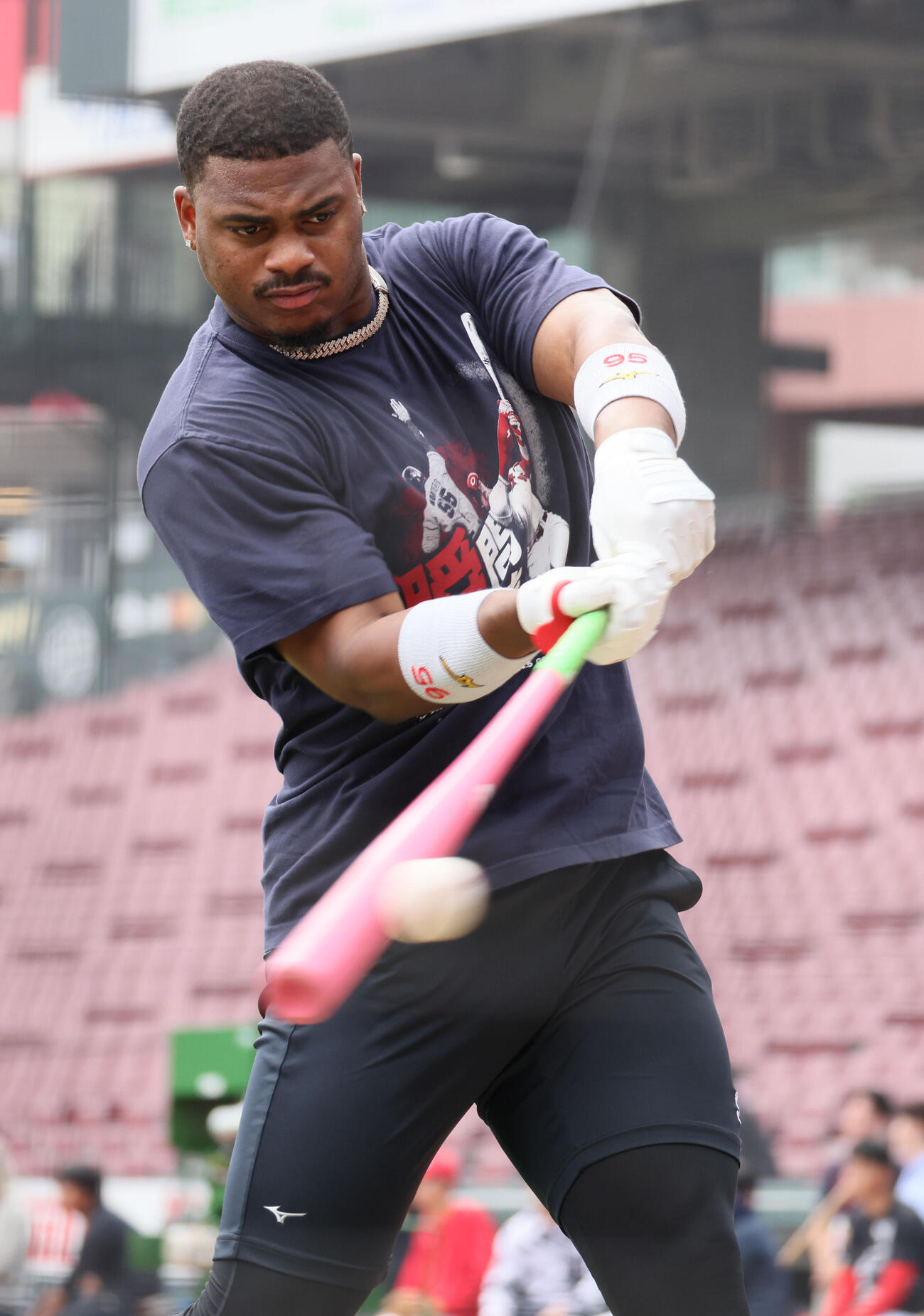 広島対オリックス　試合前、ティー打撃練習をする広島エレフリス・モンテロ（撮影・加藤孝規）