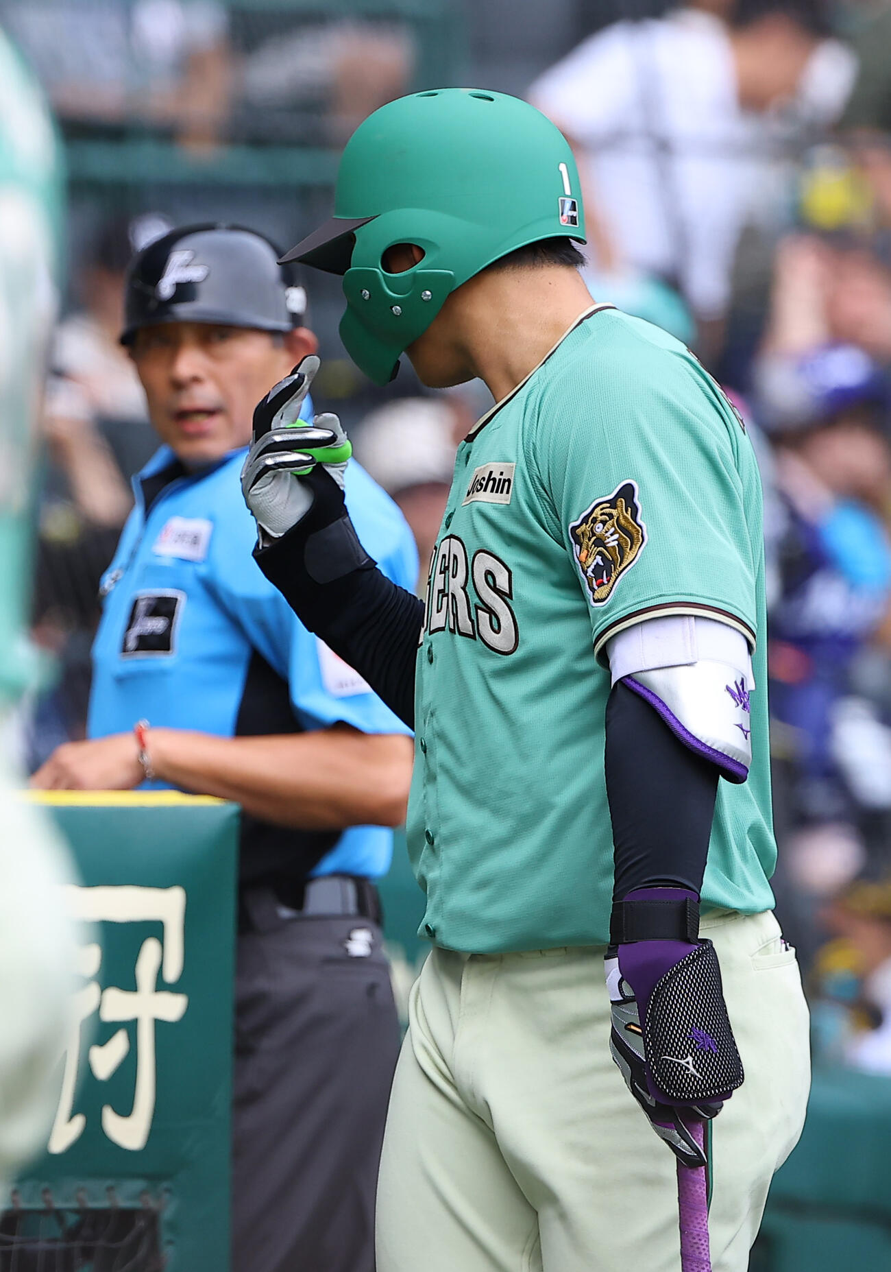 阪神対楽天　5回裏阪神2死一塁、三振に倒れた森下翔太（右）は真鍋球審への暴言で退場となる（撮影・上田博志）