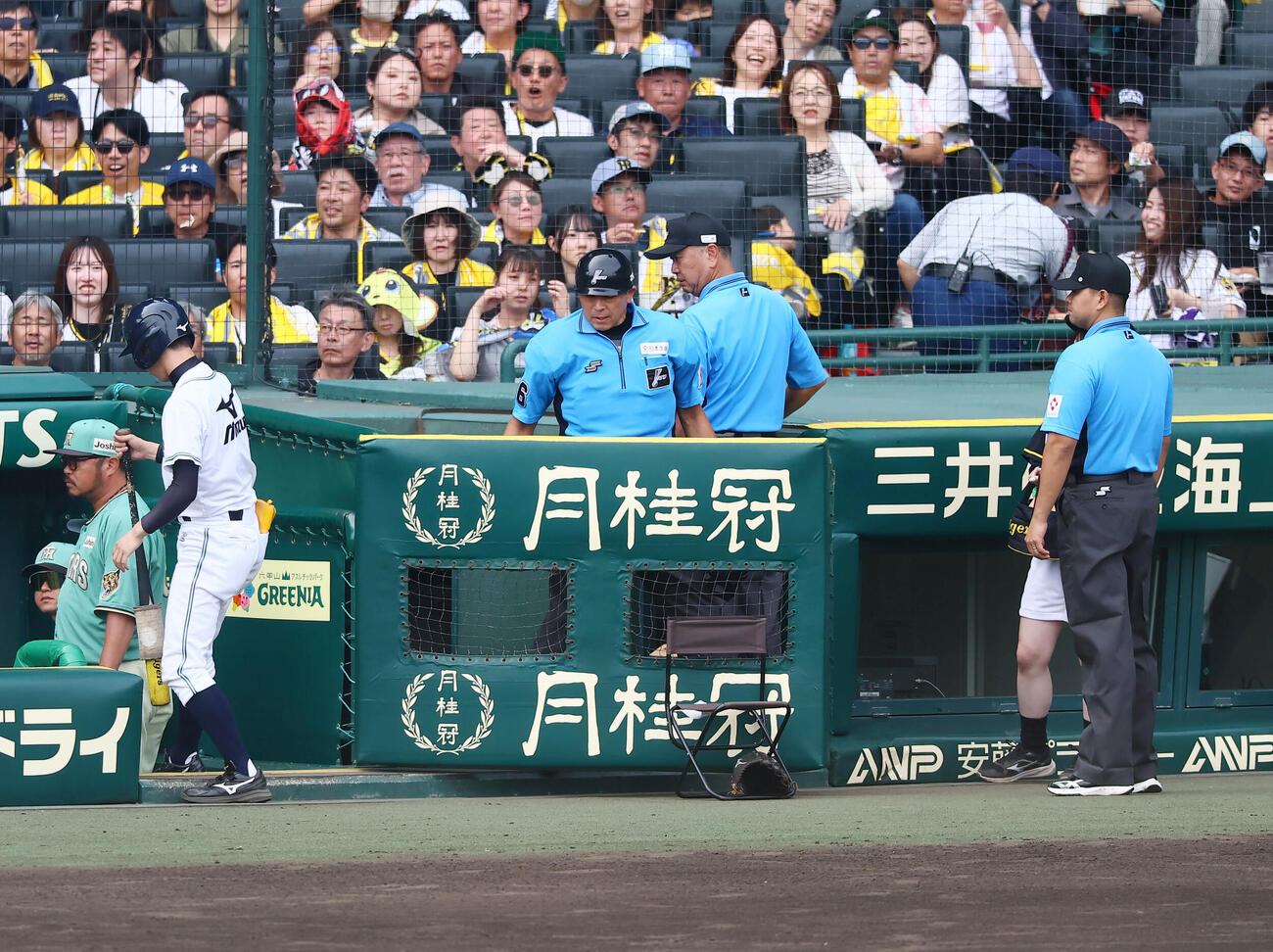 阪神対楽天　5回裏阪神2死一塁、三振に..倒れた森下翔太から暴言を吐かれた審判団（撮影・加藤哉）