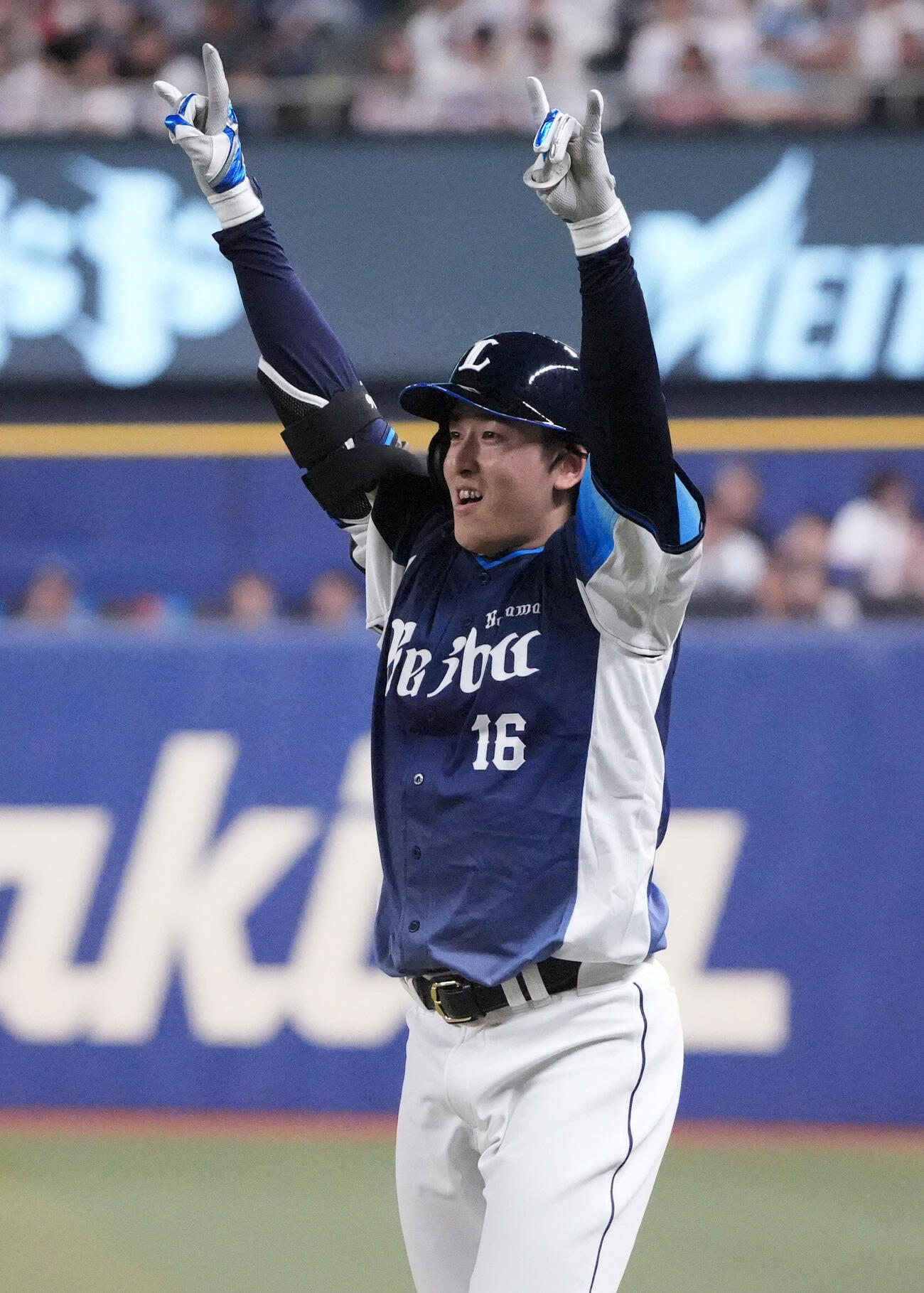 プロ野球交流戦中日対西武　7回表西武1死二、三塁、スクイズを決め喜ぶ隅田知一郎（撮影・森本幸一）