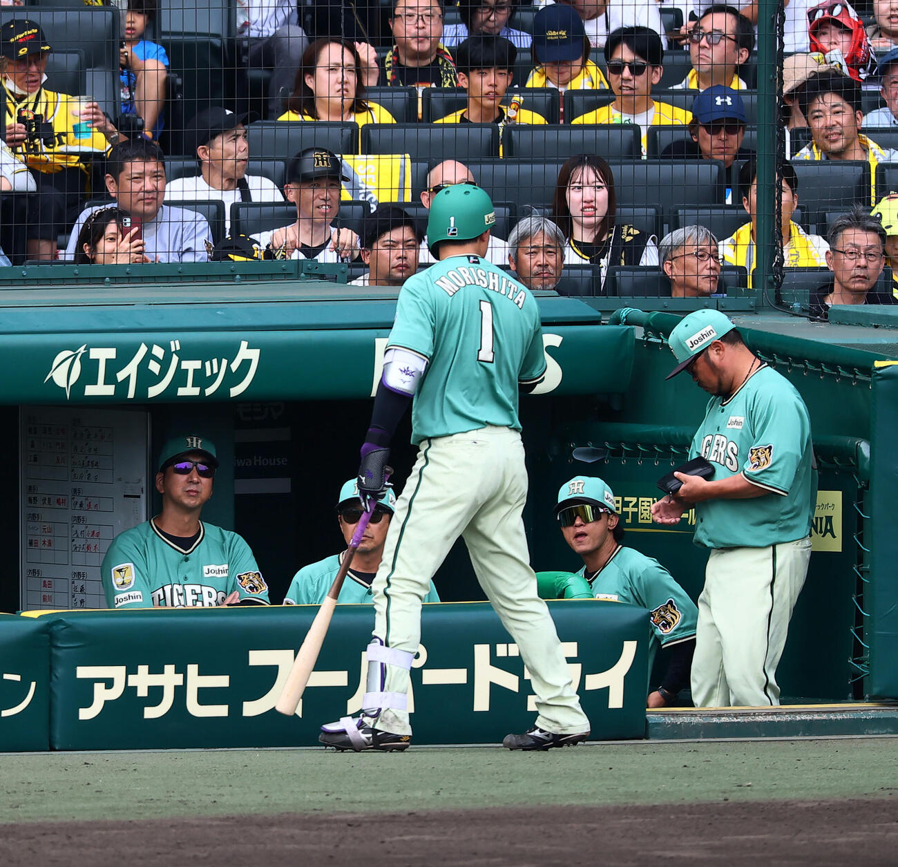 阪神対楽天　5回裏阪神2死一塁、三振に..倒れた森下翔太はベンチ前で審判に対する暴言を吐いたとして退場となる（撮影・加藤哉）＝2026年6月6日　　