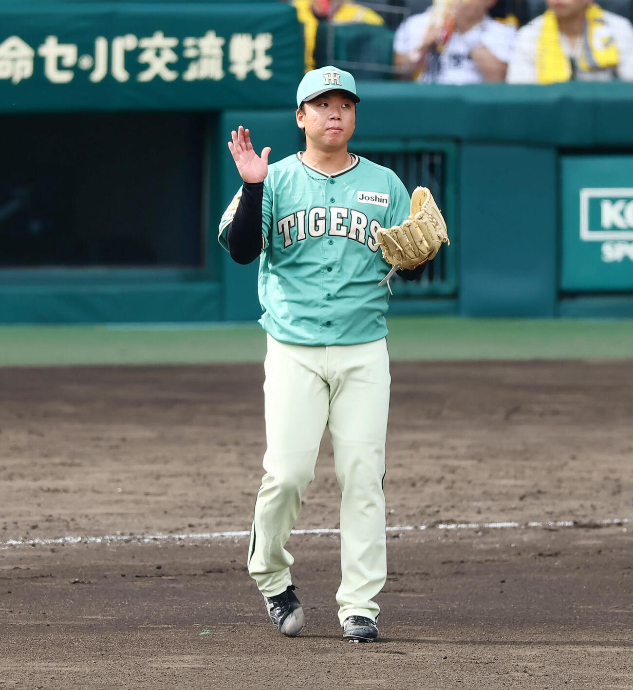 阪神対楽天　5回表楽天2死二、三塁、村上頌樹は渡辺佳明を右飛に仕留めグラブを叩く（撮影・加藤哉）