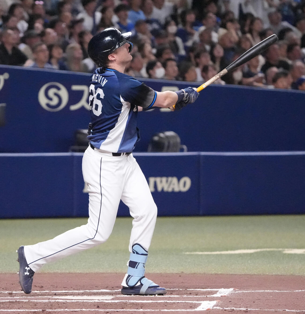 プロ野球交流戦中日対西武　6回表西武2死一、三塁、3点本塁打を放つタイラー・ネビン（撮影・森本幸一）