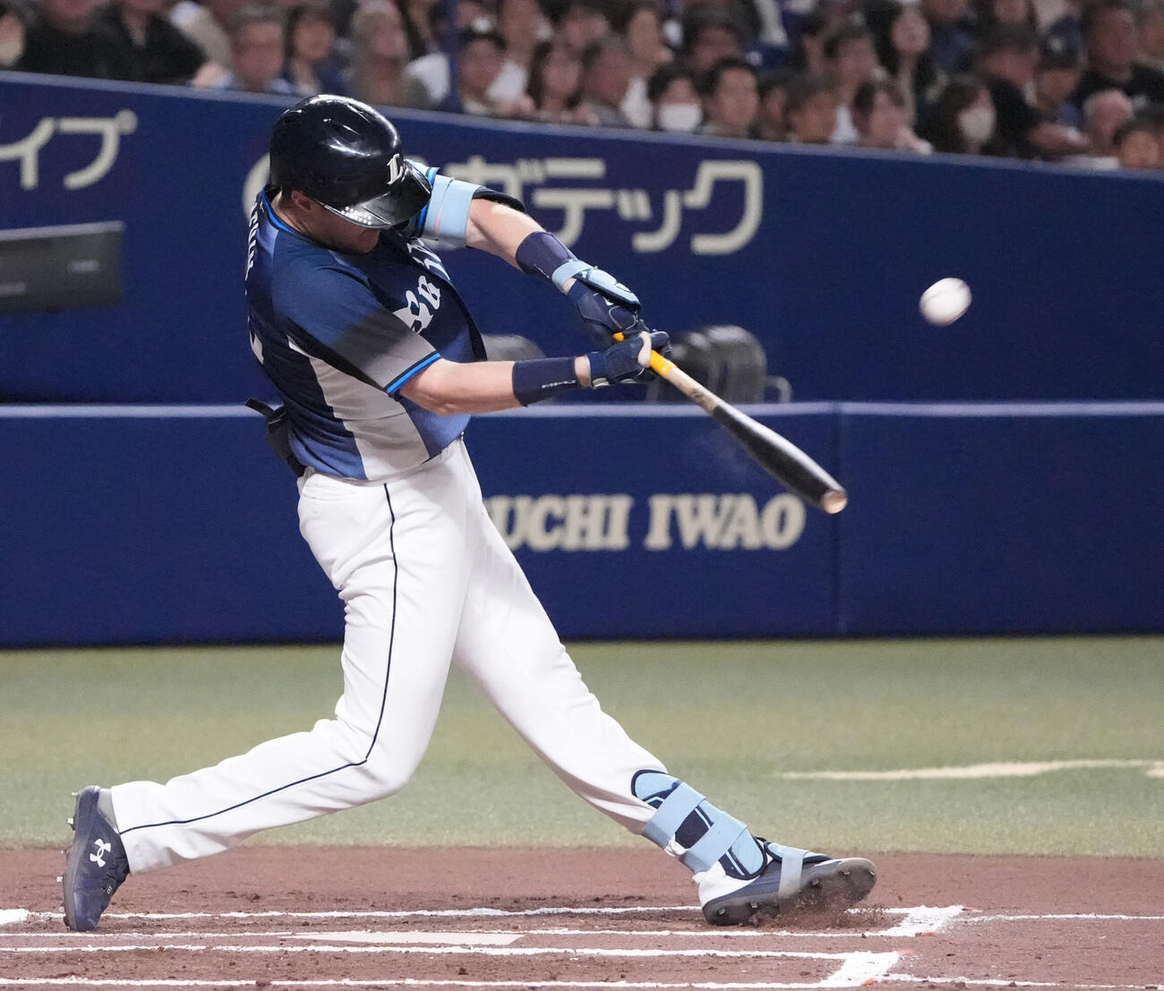 プロ野球交流戦中日対西武　6回表西武2死一、三塁、3点本塁打を放つタイラー・ネビン（撮影・森本幸一）