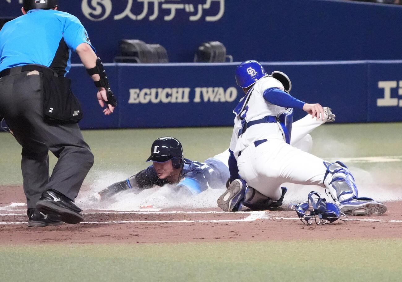 プロ野球交流戦中日対西武　7回表西武1死二、三塁、隅田知一郎のスクイズで生還する長谷川信哉（中央）捕手は石伊雄太（撮影・森本幸一）