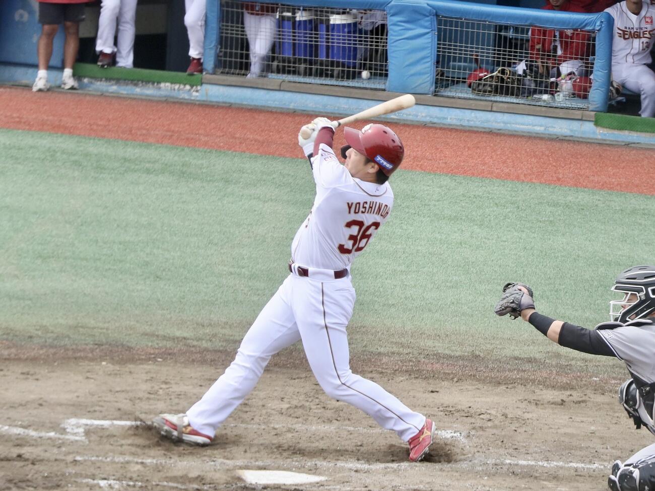 4月30日のファームリーグ巨人戦で豪快にスイングする楽天吉納翼外野手