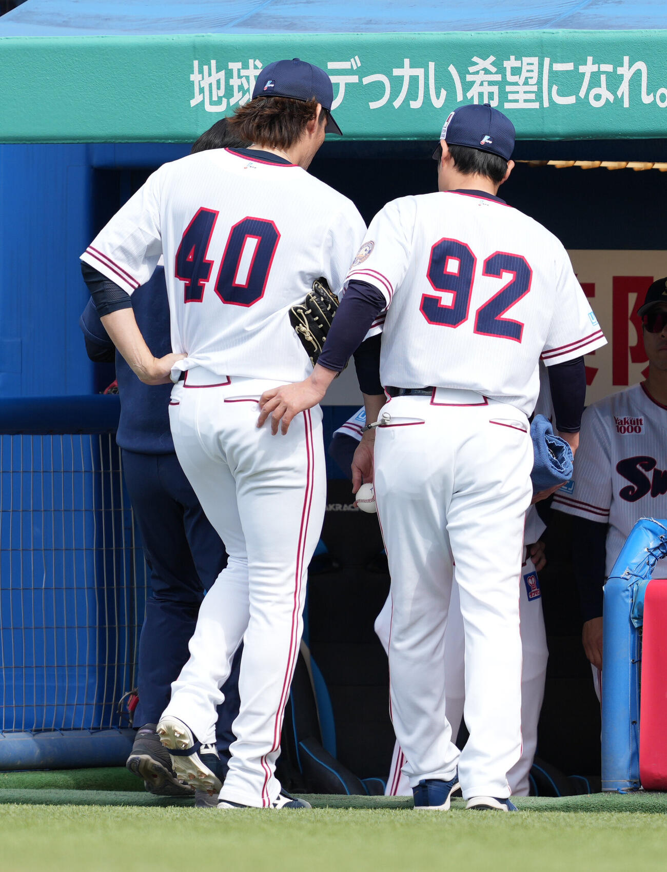 ヤクルト対日本ハム　4回表日本ハム1死二、三塁、山本哲哉投手コーチ（右）とベンチへ引き揚げるヤクルト先発の高梨裕稔（撮影・小沢裕）