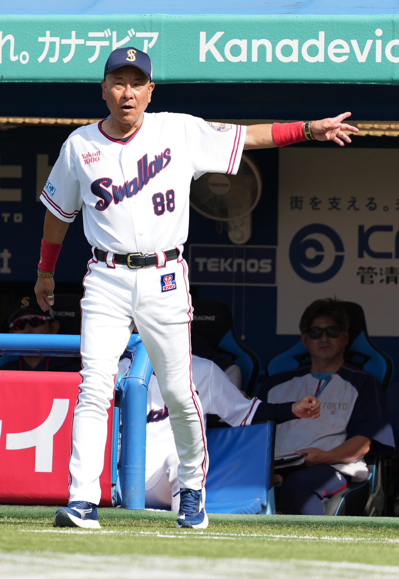 ヤクルト対日本ハム　4回表日本ハム2死一、二塁、二塁走者のカストロが暴投間に生還したプレーを巡りセーフの判定は覆らなかったものの2度目のリクエストを要求するヤクルト池山隆寛監督（撮影・小沢裕）　