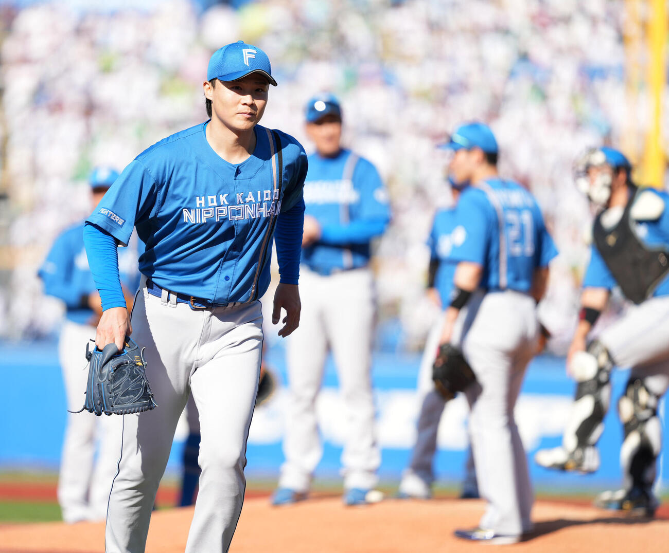 ヤクルト対日本ハム　6回途中無失点で降板する日本ハム先発の山崎福也（撮影・小沢裕）