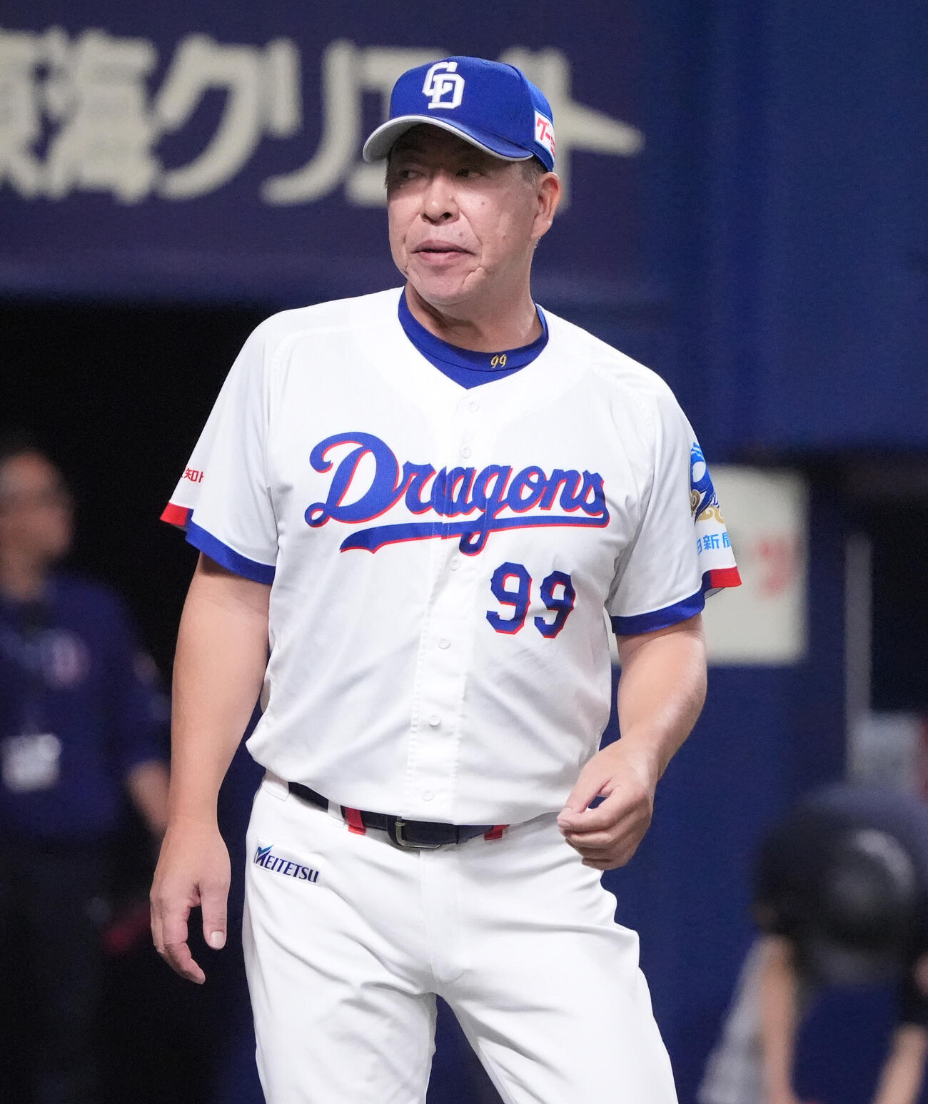 プロ野球交流戦中日対西武　6回終了、選手交代を告げベンチへ戻る井上一樹監督（撮影・森本幸一）＝2026年6月6日