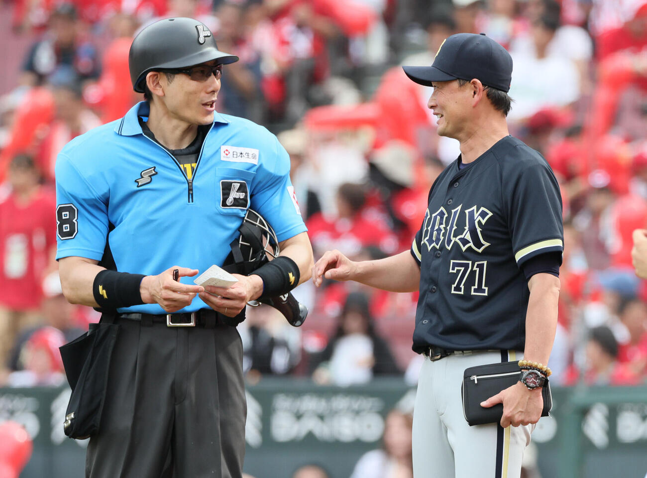 広島対オリックス　7回表終了時、交代を告げる岸田護監督（撮影・加藤孝規）