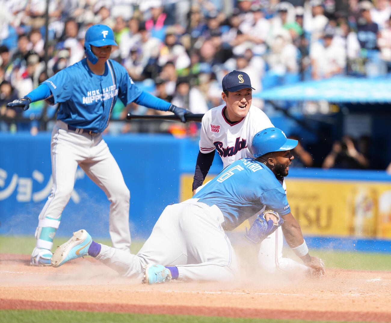 ヤクルト対日本ハム　4回表日本ハム2死一、二塁、二塁走者のカストロ（手前）は山崎福也への暴投でボールが転がる間に本塁生還を果たす。投手広沢優（撮影・小沢裕）