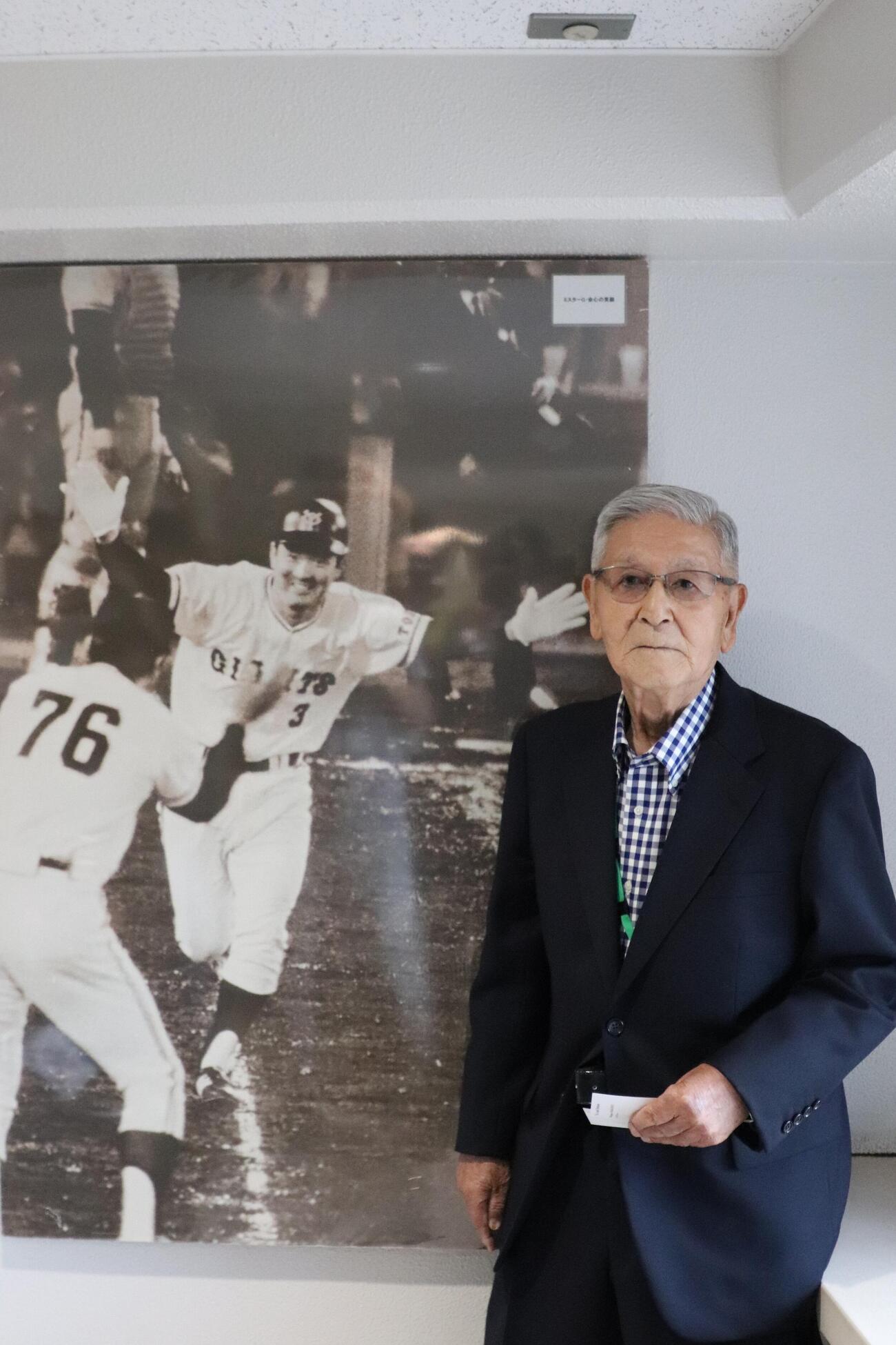 長嶋茂雄氏一周忌追悼試合兼佐倉高校野球部創部130周年記念試合　73年前、佐倉対熊谷で長嶋さんから高校公式戦唯一の本塁打を浴びた、熊谷OBの福島郁夫氏。東映などでプレーした（撮影・服部航大）＝2026年6月6日