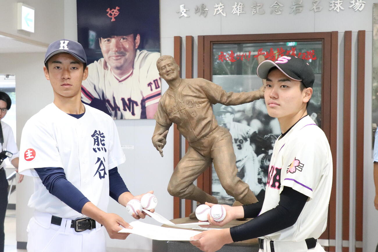 長嶋茂雄氏一周忌追悼試合兼佐倉高校野球部創部130周年記念試合　メンバー表を交換する佐倉・筒井伶介主将（右）と熊谷・里見駿主将（撮影・服部航大）